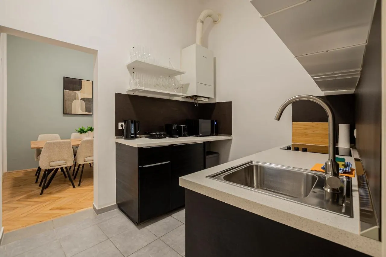 Charming Apt Perfect For 4-6 Tram, Self-Checkin Vienna Apartment
