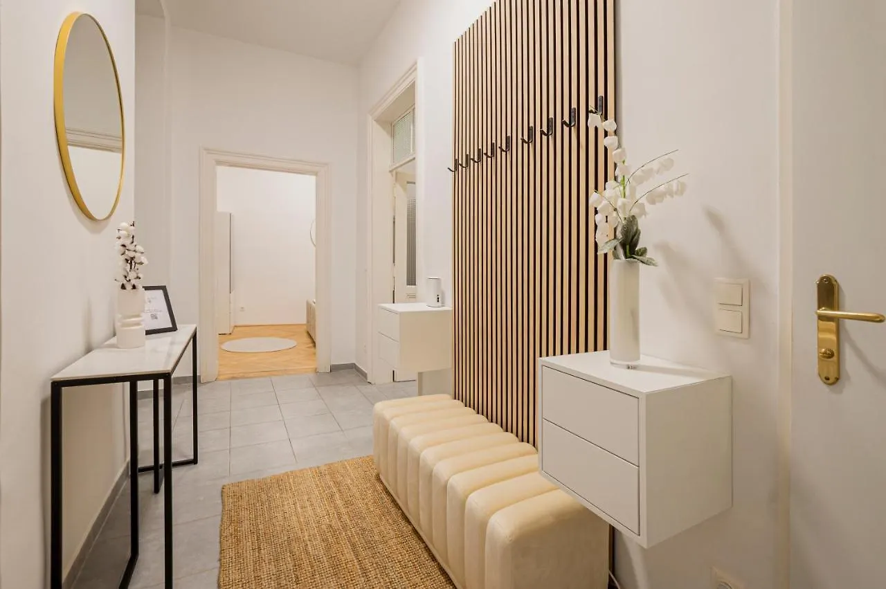 Charming Apt Perfect For 4-6 Tram, Self-Checkin Vienna 0*,  Austria